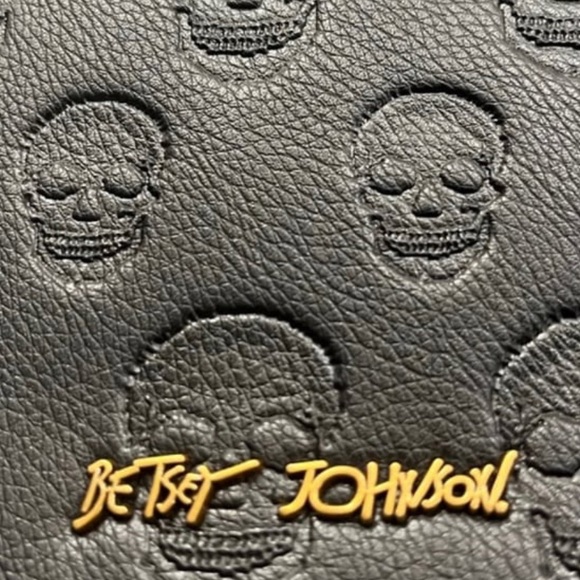 Betsey Johnson Studded Skull Tote bag w/ Charm and wristlet - Picture 9 of 14